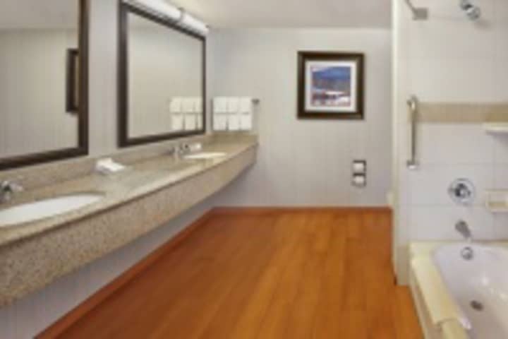Room 305 of 360